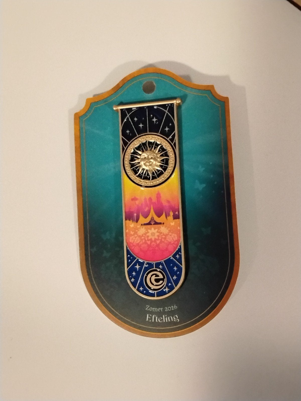 Efteling Zomer 2026 Pin 5, Verzamelen, Ophalen of Verzenden, Nieuw, Button of Speldje