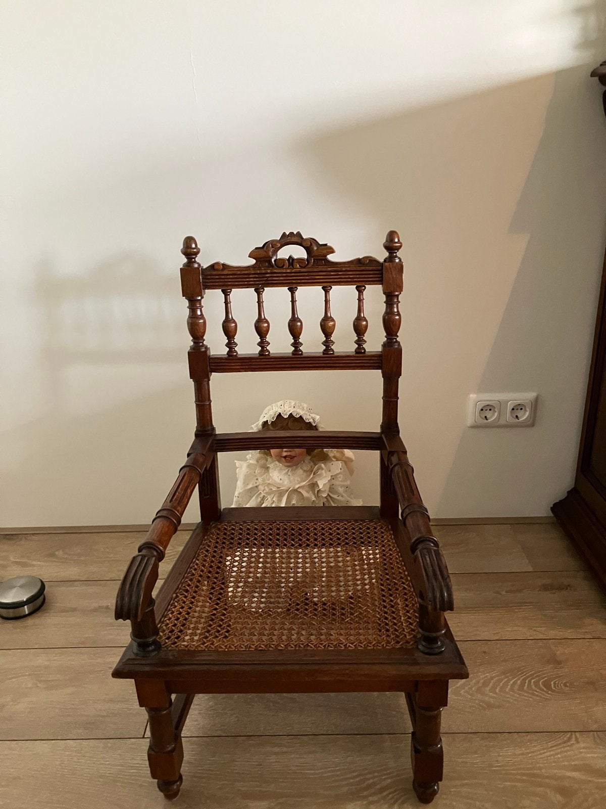 Antieke houten (poppen) kinderstoel met rieten zitting, Ophalen