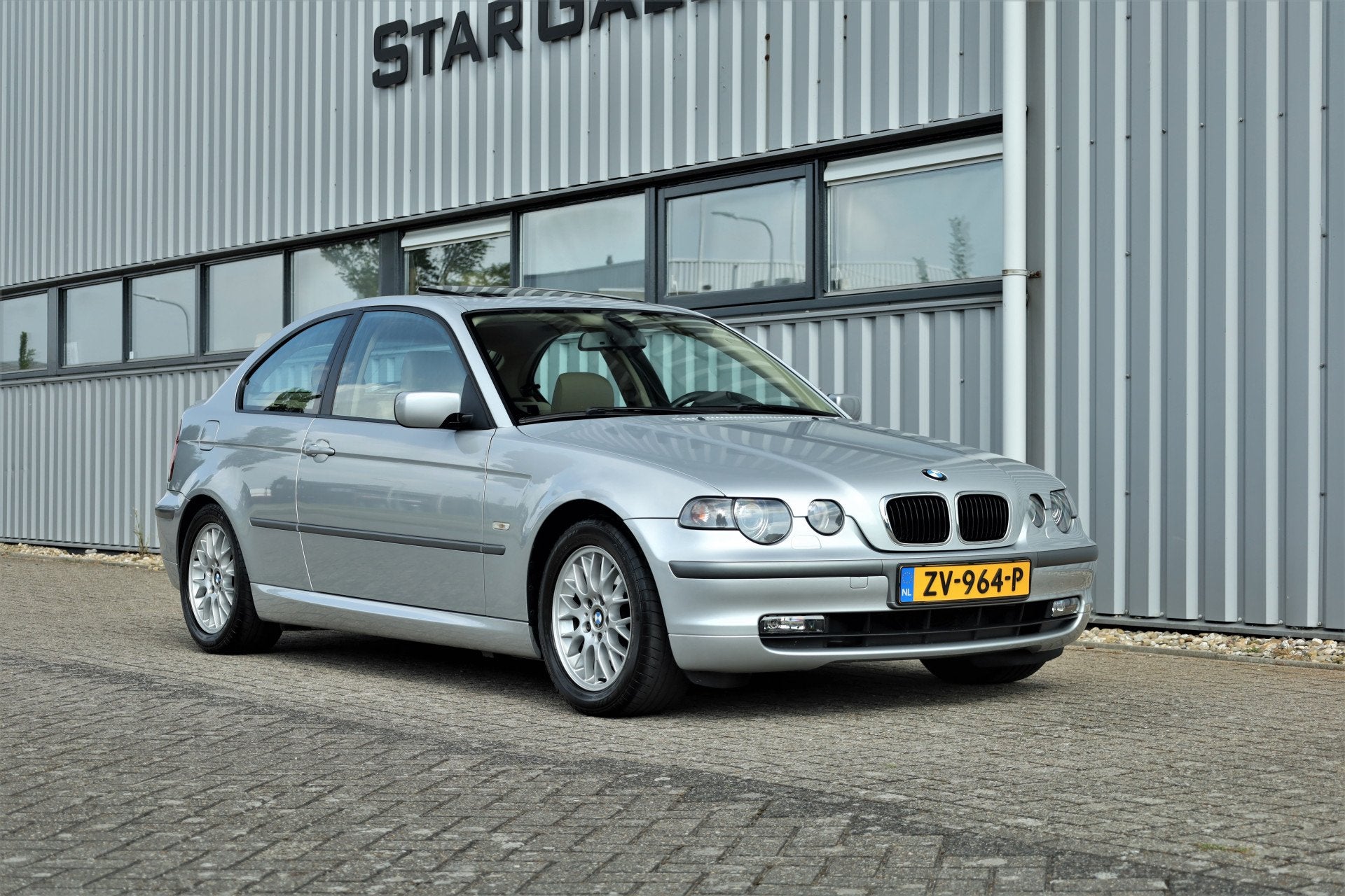 BMW 3 Serie Compact 325ti Executive 71346km Youngtimer, Auto's, Automaat, Achterwielaandrijving, Gebruikt, Beige