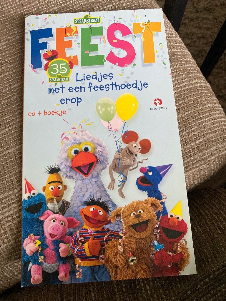 Sesamstraat : Liedjes met een feesthoedje erop (CD + boekje), Tot 2 jaar, Ophalen of Verzenden, Zo goed als nieuw, Inclusief boekje