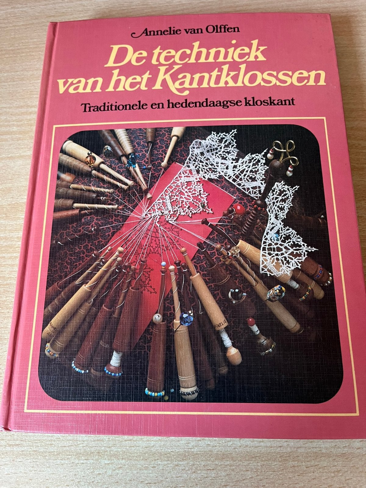 De techniek van het Kantklossen, Annelie van Olffen, Hobby en Vrije tijd, Kantklossen, Ophalen of Verzenden, Zo goed als nieuw