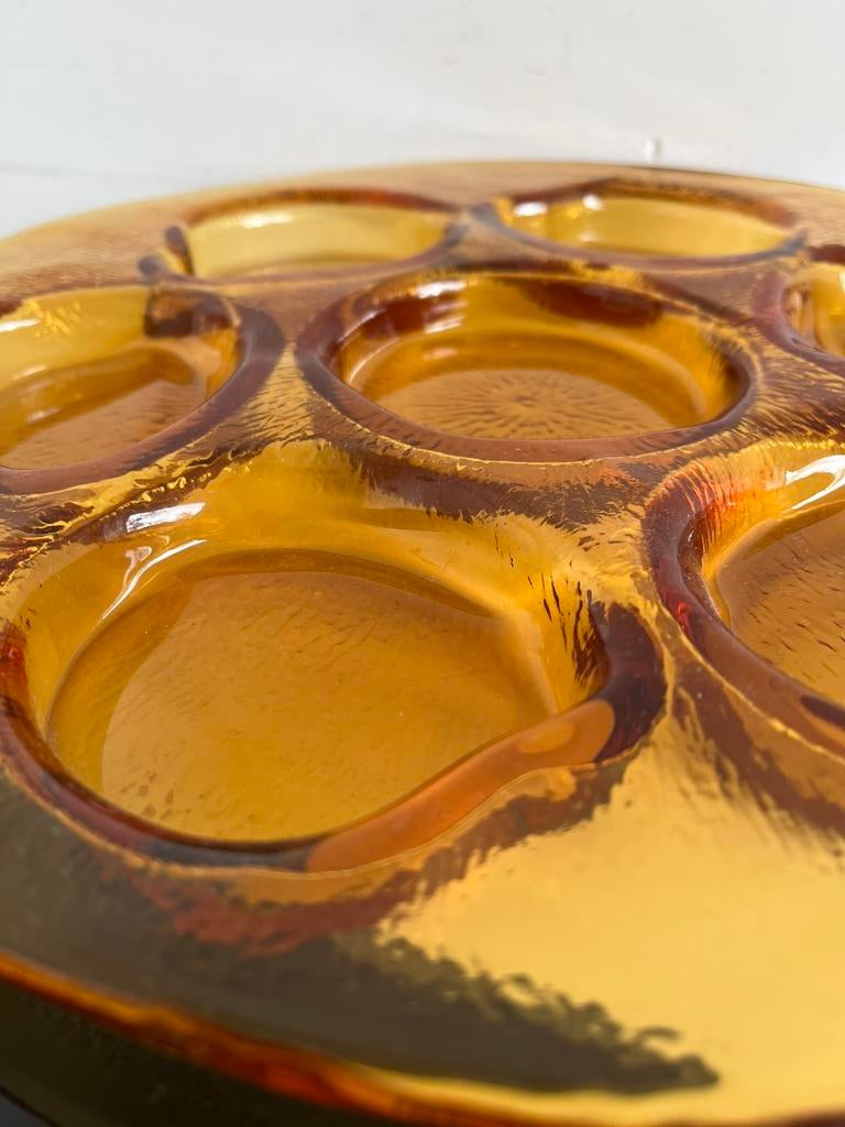 VINTAGE OESTERBORD. —  GEPERST GLAS AMBERKLEURIG., Ophalen of Verzenden