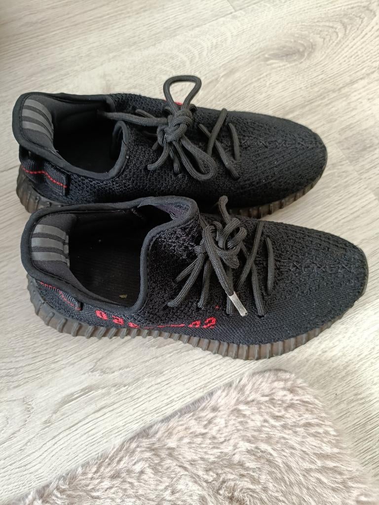 Yeezy zwart maat 37,5, Kleding | Heren, Schoenen, Ophalen of Verzenden, Zo goed als nieuw, Zwart
