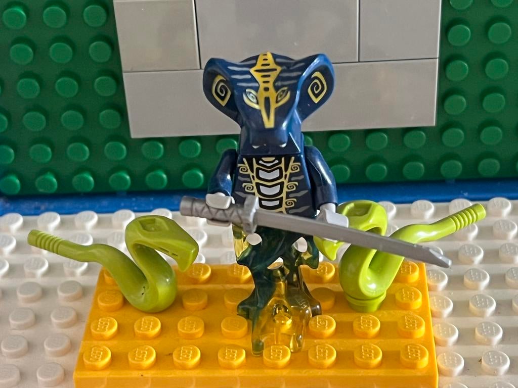 Lego minifiguur ninjago en slangen, Kinderen en Baby's, Speelgoed | Duplo en Lego, Ophalen of Verzenden, Zo goed als nieuw
