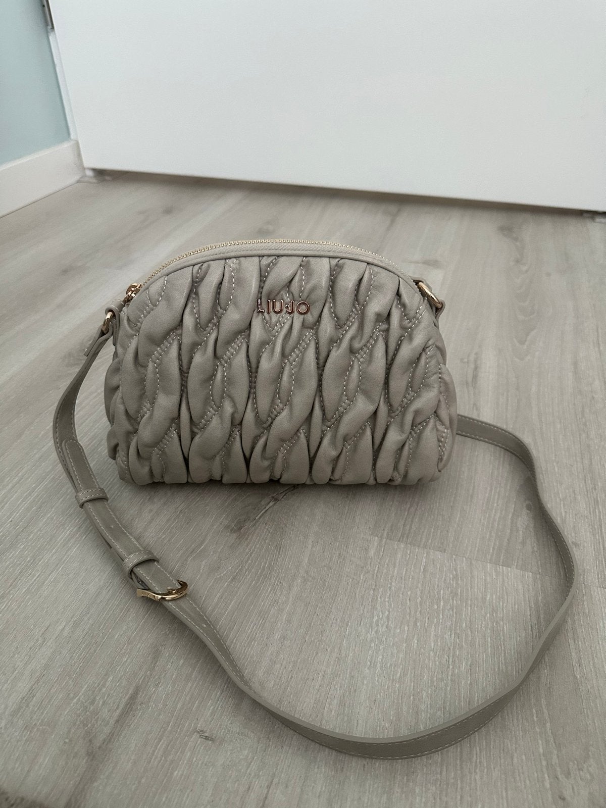LIU JO beige kleine crossbody tas, zo goed als nieuw, Ophalen of Verzenden, Zo goed als nieuw, Beige, Schoudertasje