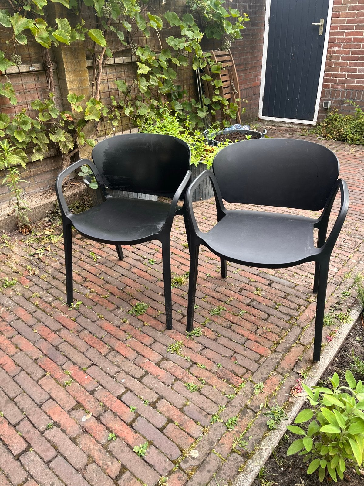 Twee zwarte kunststof tuinstoelen, Ophalen, Gebruikt, Kunststof