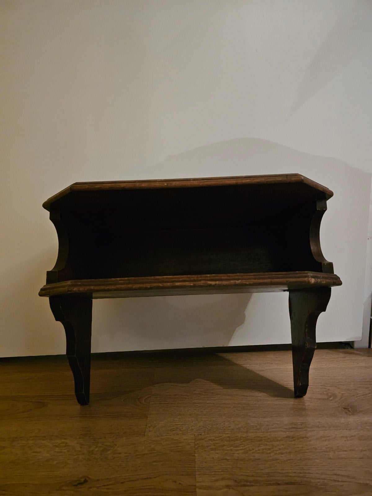 Oud houten wandkastje met sierlijke zijkanten, Ophalen, Gebruikt