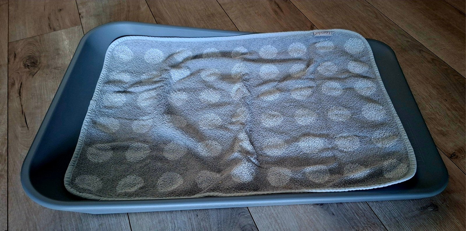 Leander Matty Aankleedkussen Grijs met twee handdoekjes, Kinderen en Baby's, Badjes en Verzorging, Aankleedkussen, Zo goed als nieuw