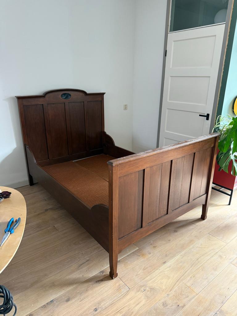 Antiek houten bed 190x120 cm met sierlijke details, Antiek en Kunst, Antiek | Meubels | Bedden, Ophalen