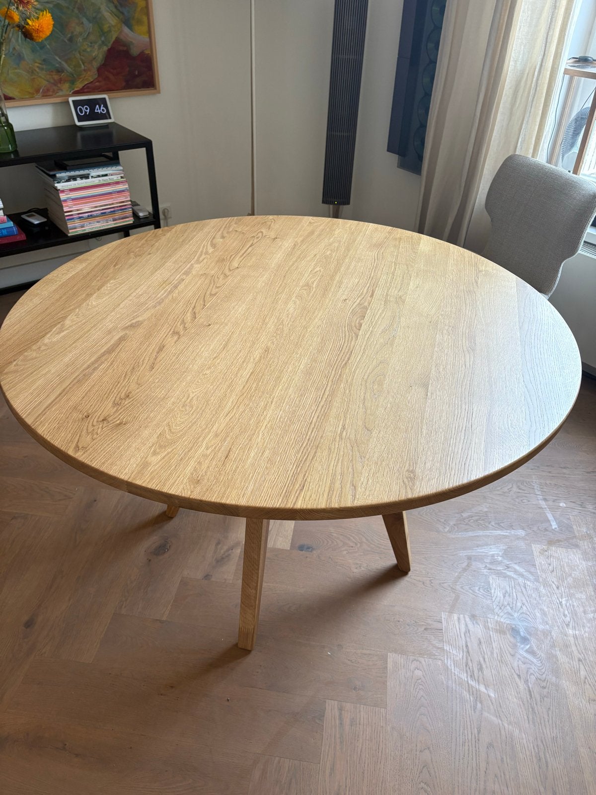 Foto 2 van Ronde eikenhouten eettafel - Zo goed als nieuw