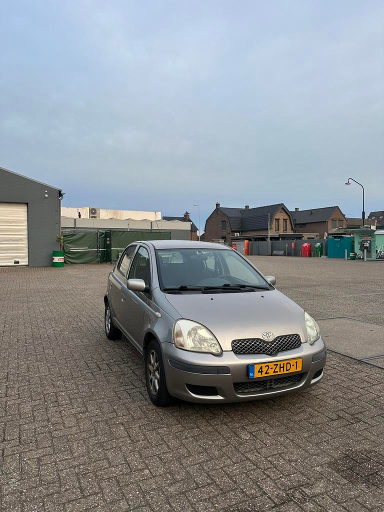 Toyota Yaris 1.0 (2003) – 111.000 km – Zuinig & Betrouwbaar, Auto's, Stof, 4 cilinders, 400 kg, Handgeschakeld
