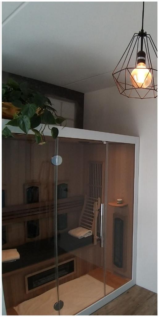 Ruime infraroodsauna 160 breed 110cm diep met 3 zitplekken., Ophalen, Gebruikt, Complete sauna