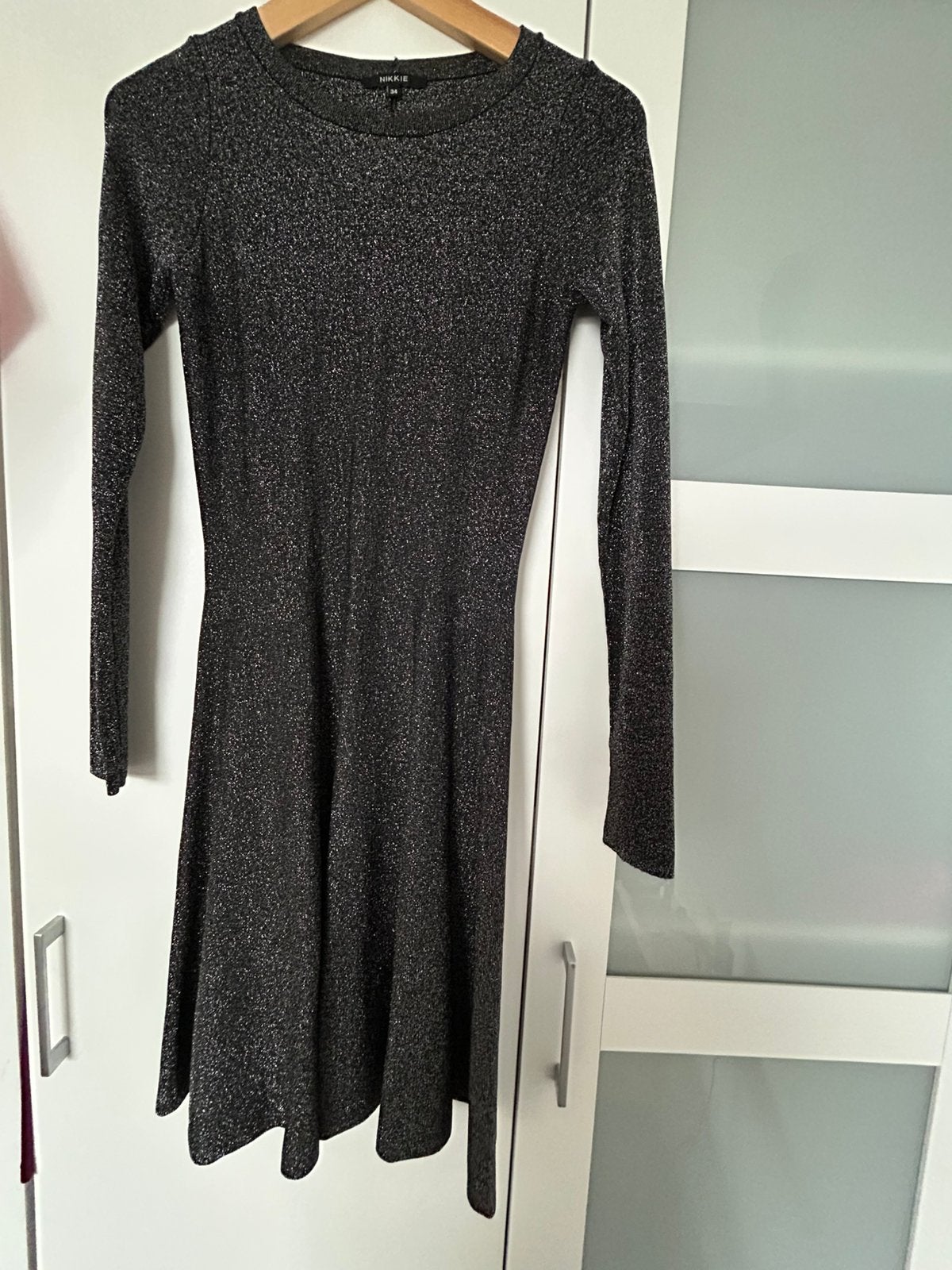 Mooie glitter jurk NIKKIE, Ophalen of Verzenden, Zo goed als nieuw, Maat 34 (XS) of kleiner, Grijs