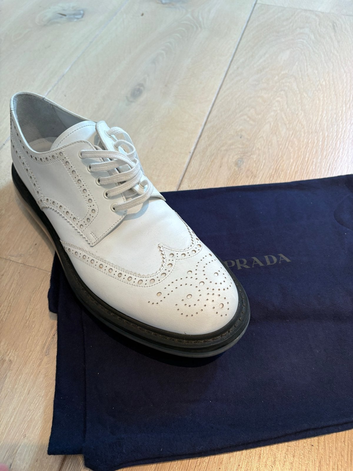 Prada schoen - Zo goed als nieuw, Ophalen of Verzenden, Zo goed als nieuw, Wit, Schoenen met lage hakken