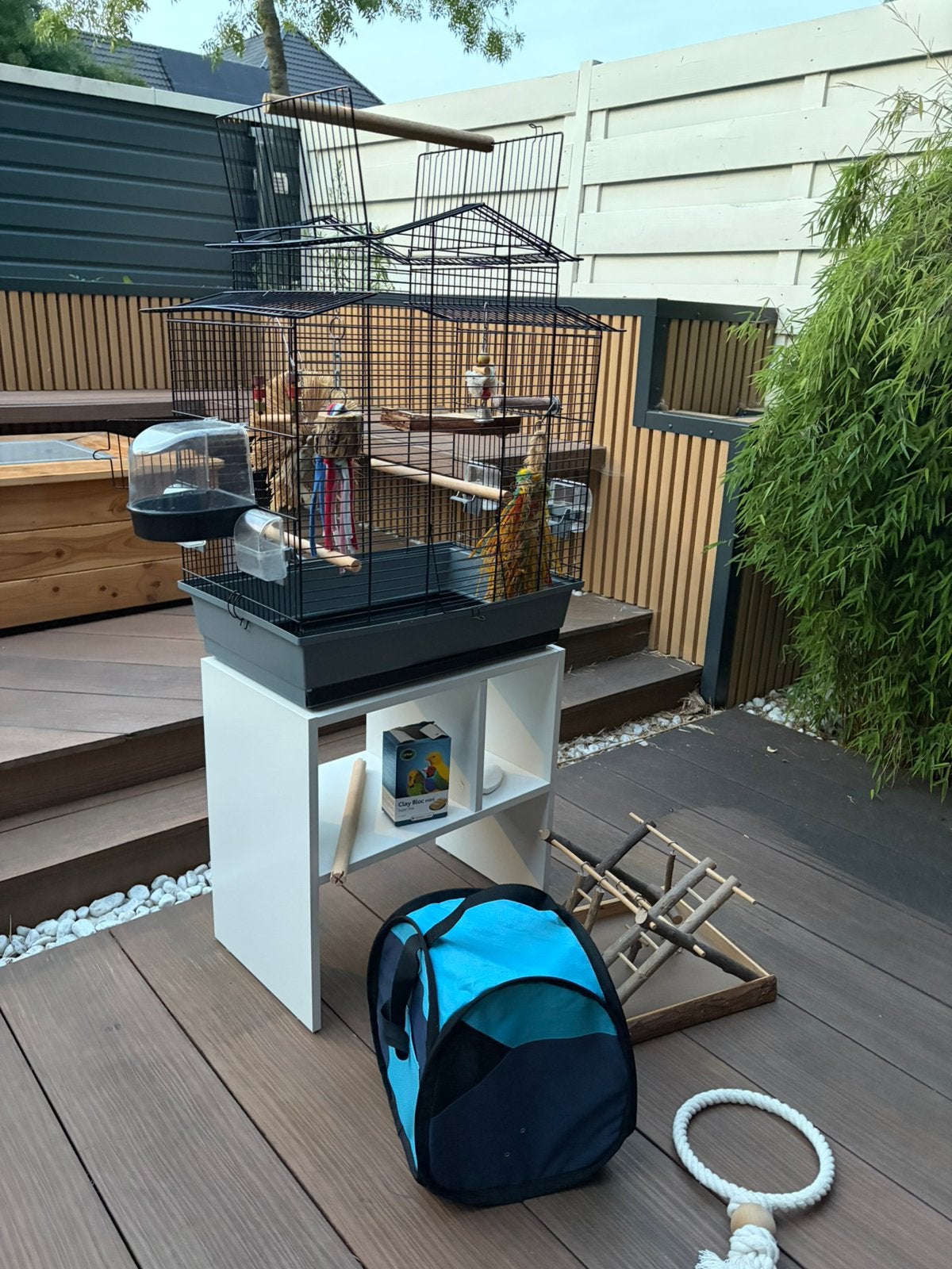 Complete vogelkooi met kastje, reistas en accessoires, Ophalen, Zo goed als nieuw, Metaal, Vogelkooi