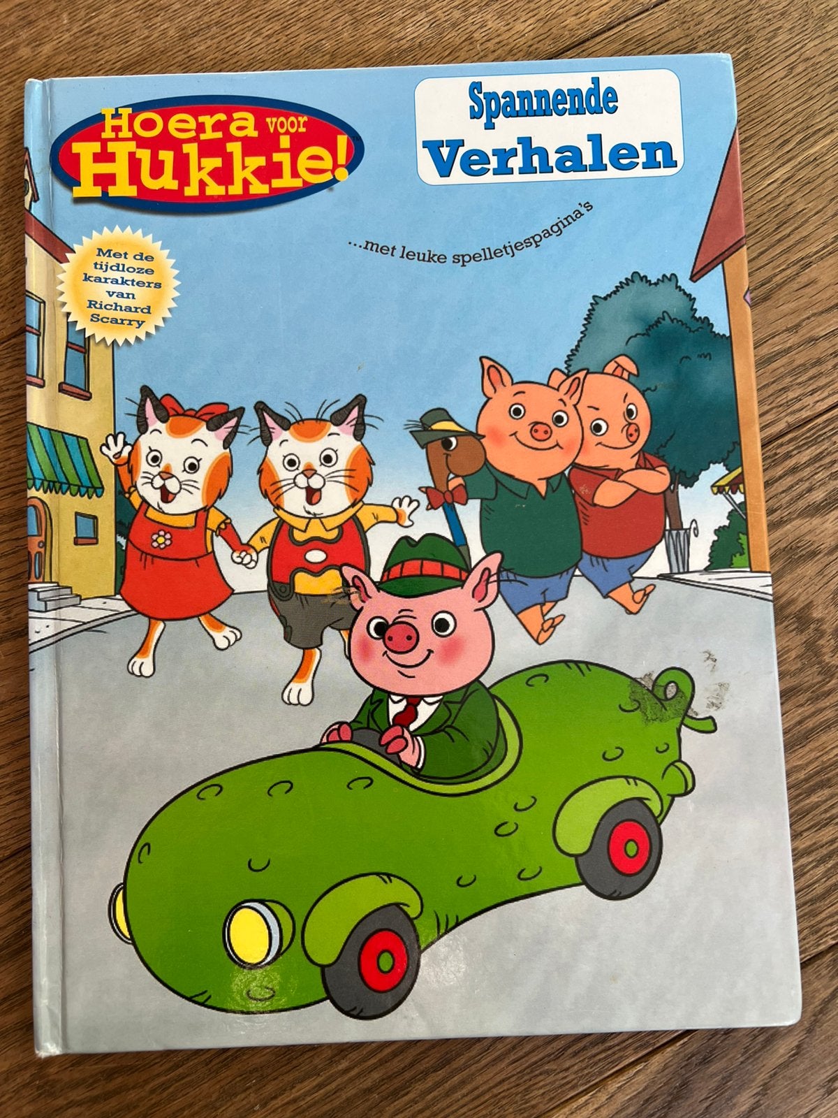 Richard Scarry: Hoera voor Hukkie! - Spannende Verhalen, Boeken, Ophalen of Verzenden, Zo goed als nieuw, Fictie algemeen