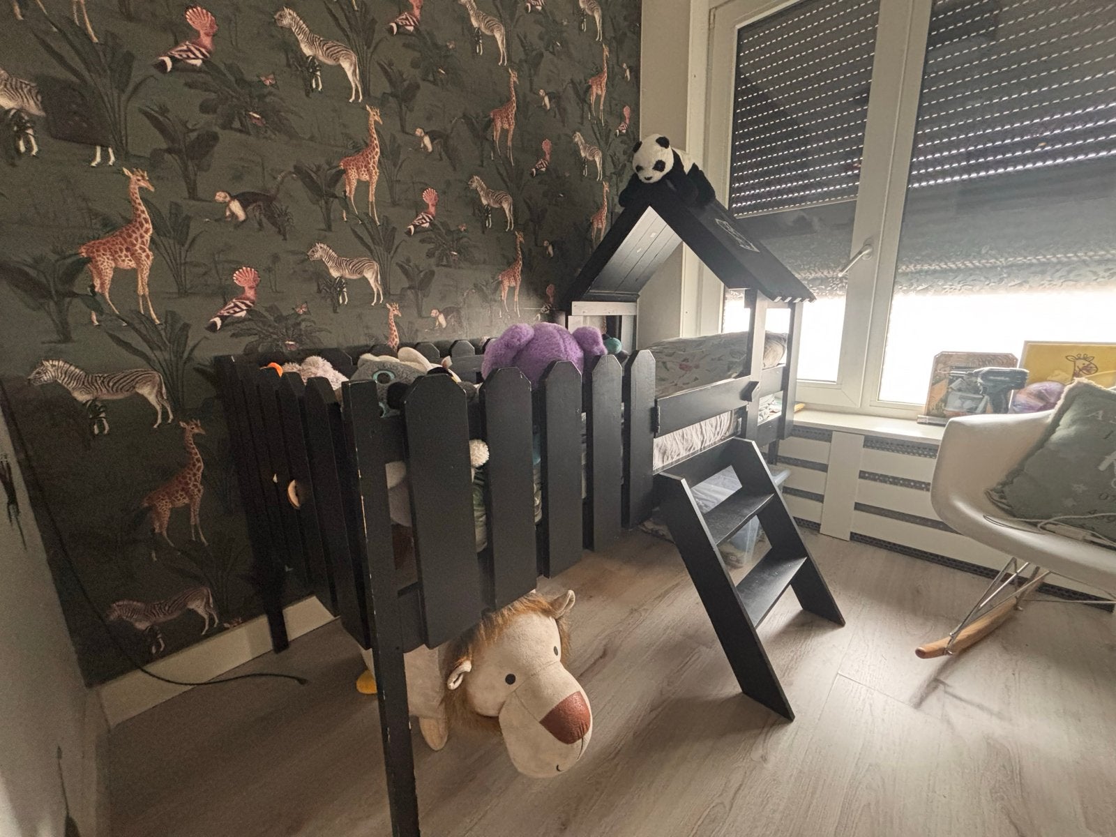 Peuterbed met huisje en hekje - Zwart, Kinderen en Baby's, Ophalen, Gebruikt, 70 tot 85 cm, 140 tot 160 cm