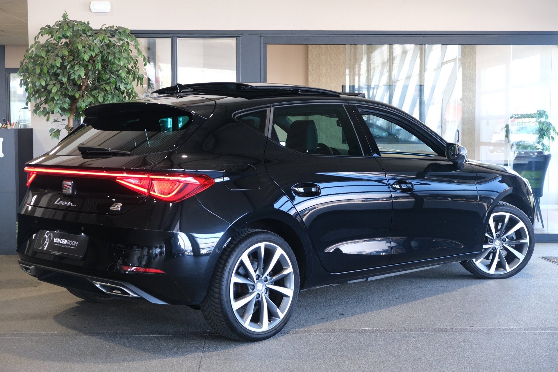 Seat Leon 1.4 TSI eHybrid PHEV FR 204PK Pano Navi Cam ACC Le, Gebruikt, 4 cilinders, Leon, Leder en Stof