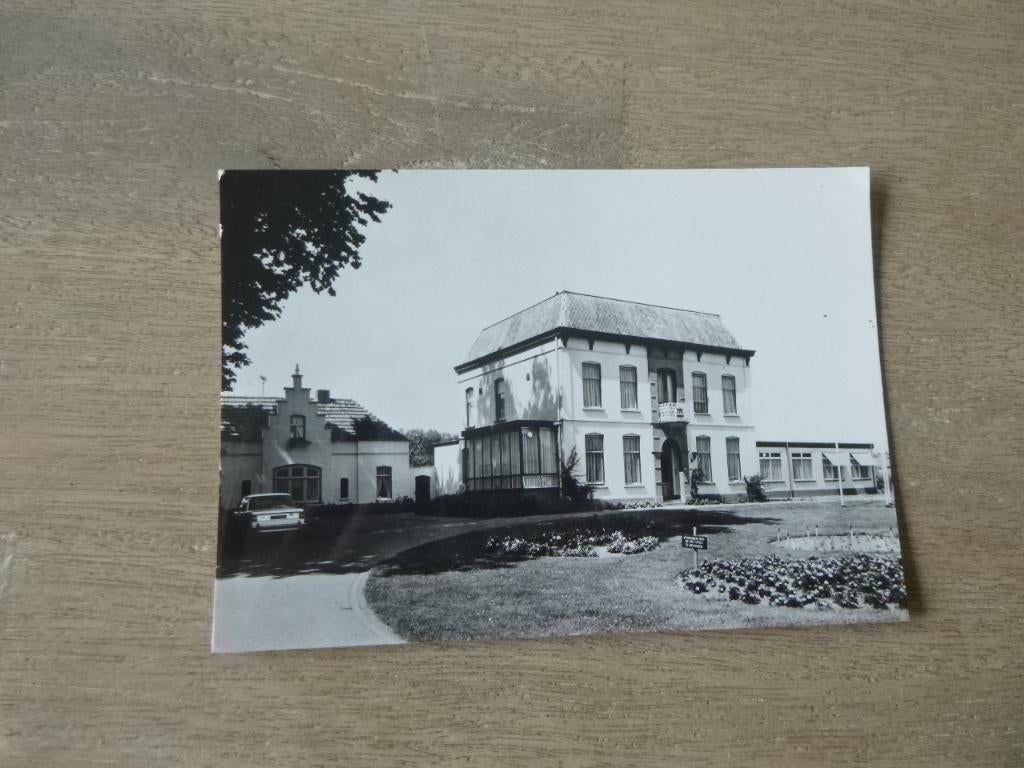 Beneden-Leeuwen gemeentehuis/auto 1975, Verzamelen, Ansichtkaarten | Nederland, Verzenden, 1960 tot 1980, Ongelopen, Gelderland
