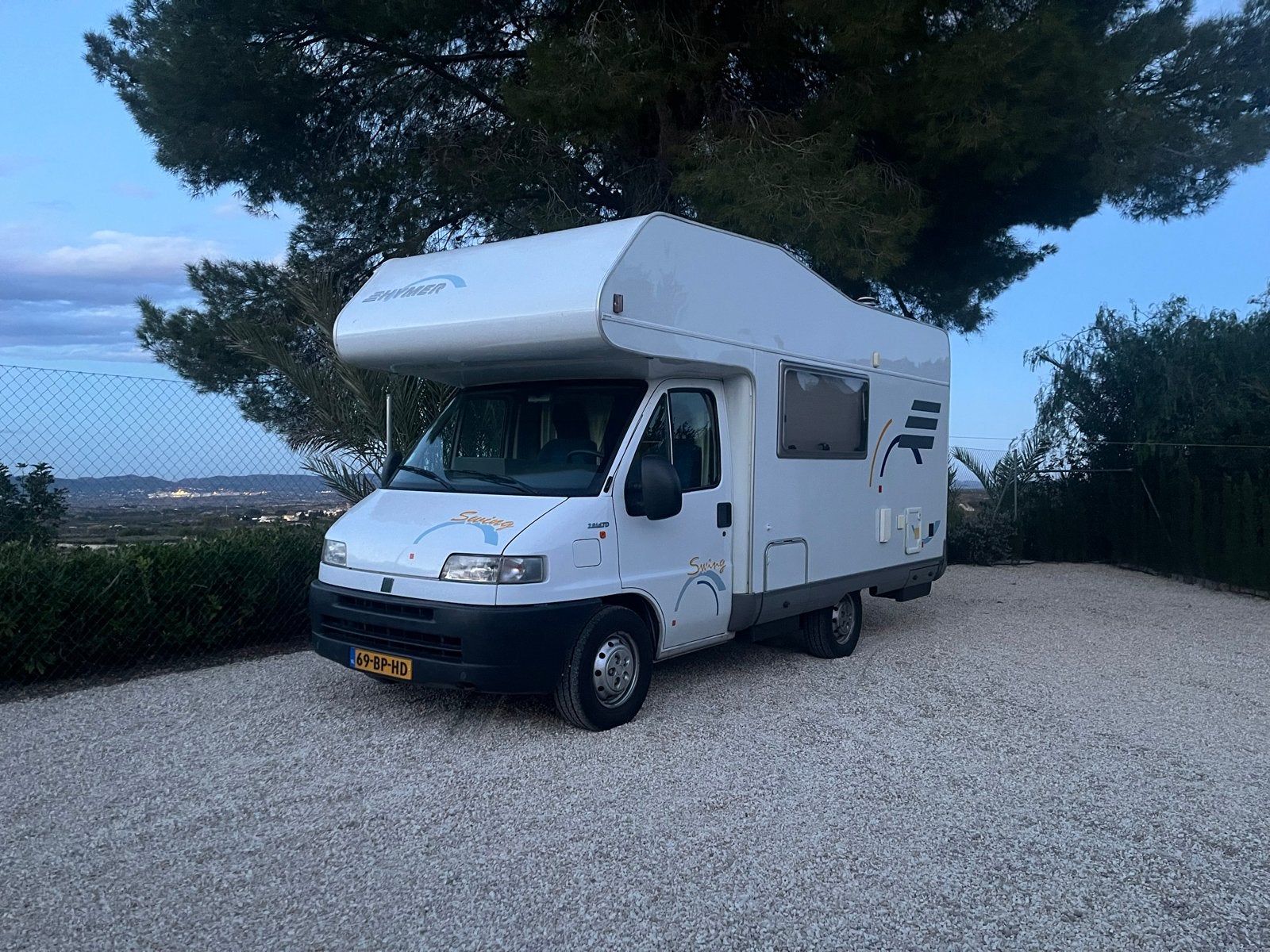Hymer Swing 540 2.8 JTD Apple carplay maxfann standkachel, Caravans en Kamperen, Campers, Alkoof, Fiat, Luifel, Treinzit