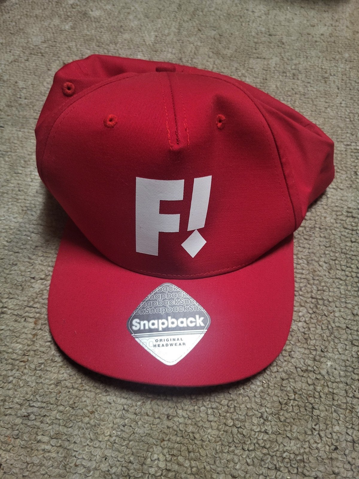 Fritz Gaming Pet - Rode Snapback met 'F!' logo, Nieuw, One size fits all, Ophalen of Verzenden, Pet