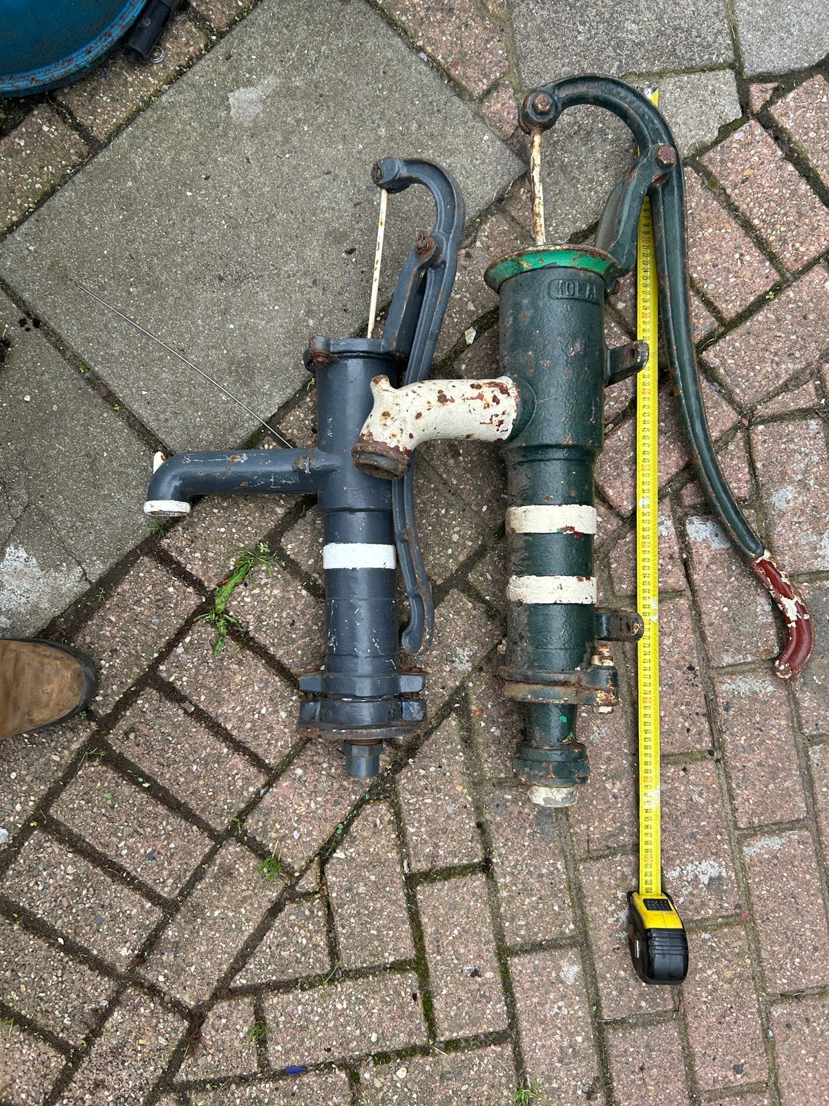 Twee nostalgische waterpompen - Ideaal voor decoratie, Tuin en Terras, Ophalen, Gebruikt, Handmatig, Overige typen
