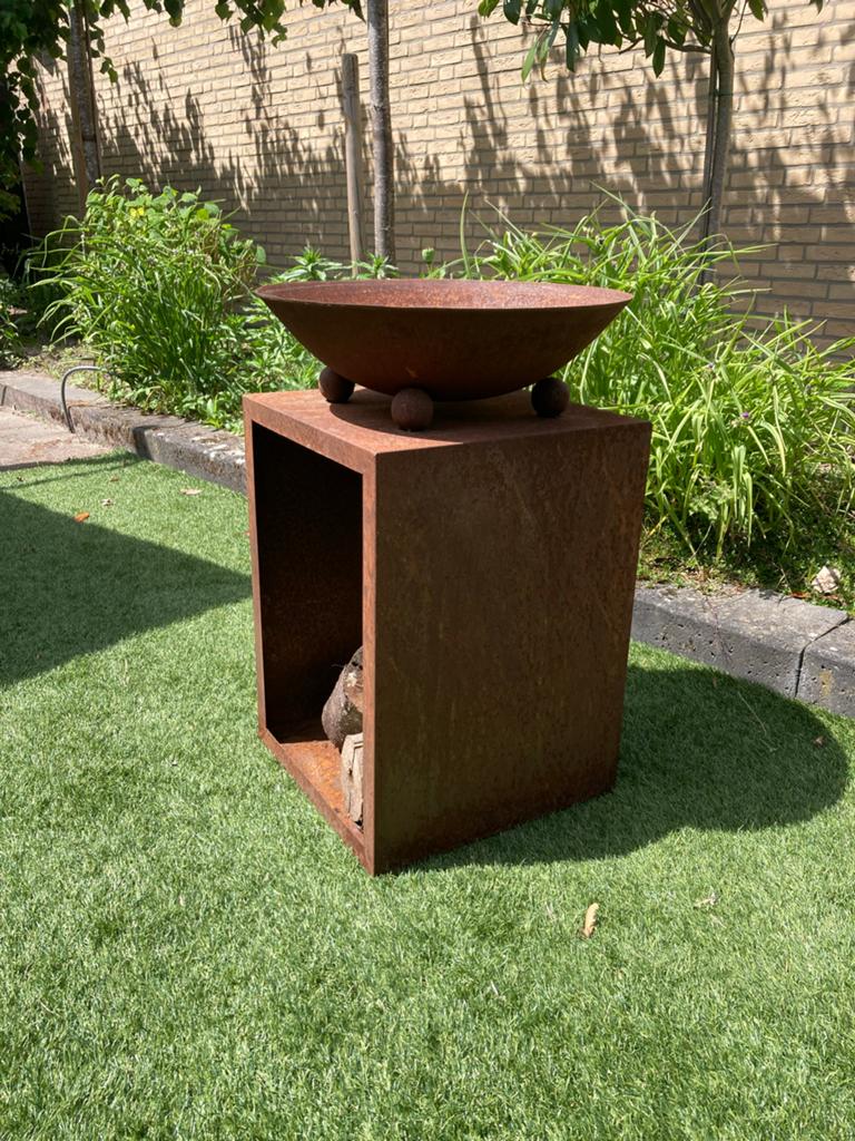 Cortenstaal vuurschaal / BBQ met houtopslag, Ophalen, Zo goed als nieuw