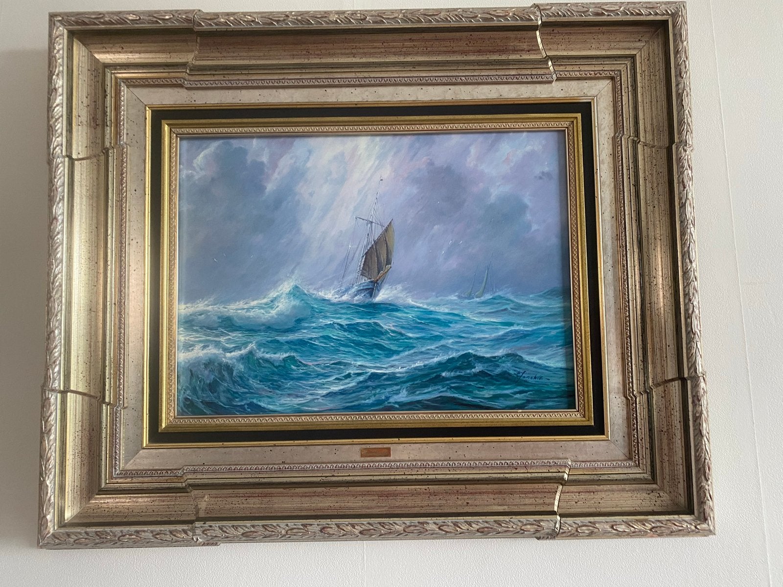 Schilderij: woeste zee met zeilschip in imposante lijst, Antiek en Kunst, Kunst | Schilderijen | Klassiek, Ophalen, Maritiem / water