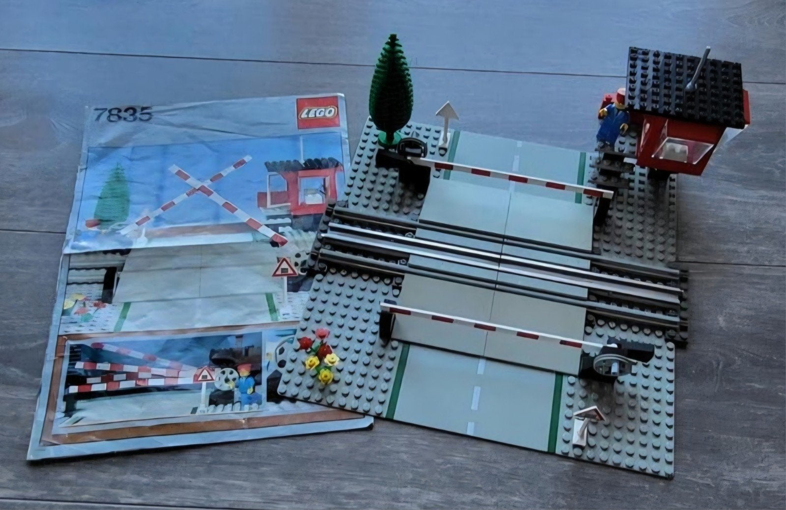 Lego trein 12 Volt grijze rails spoorweg overgang (set 7835), Gebruikt, Lego, Ophalen of Verzenden, Compleet