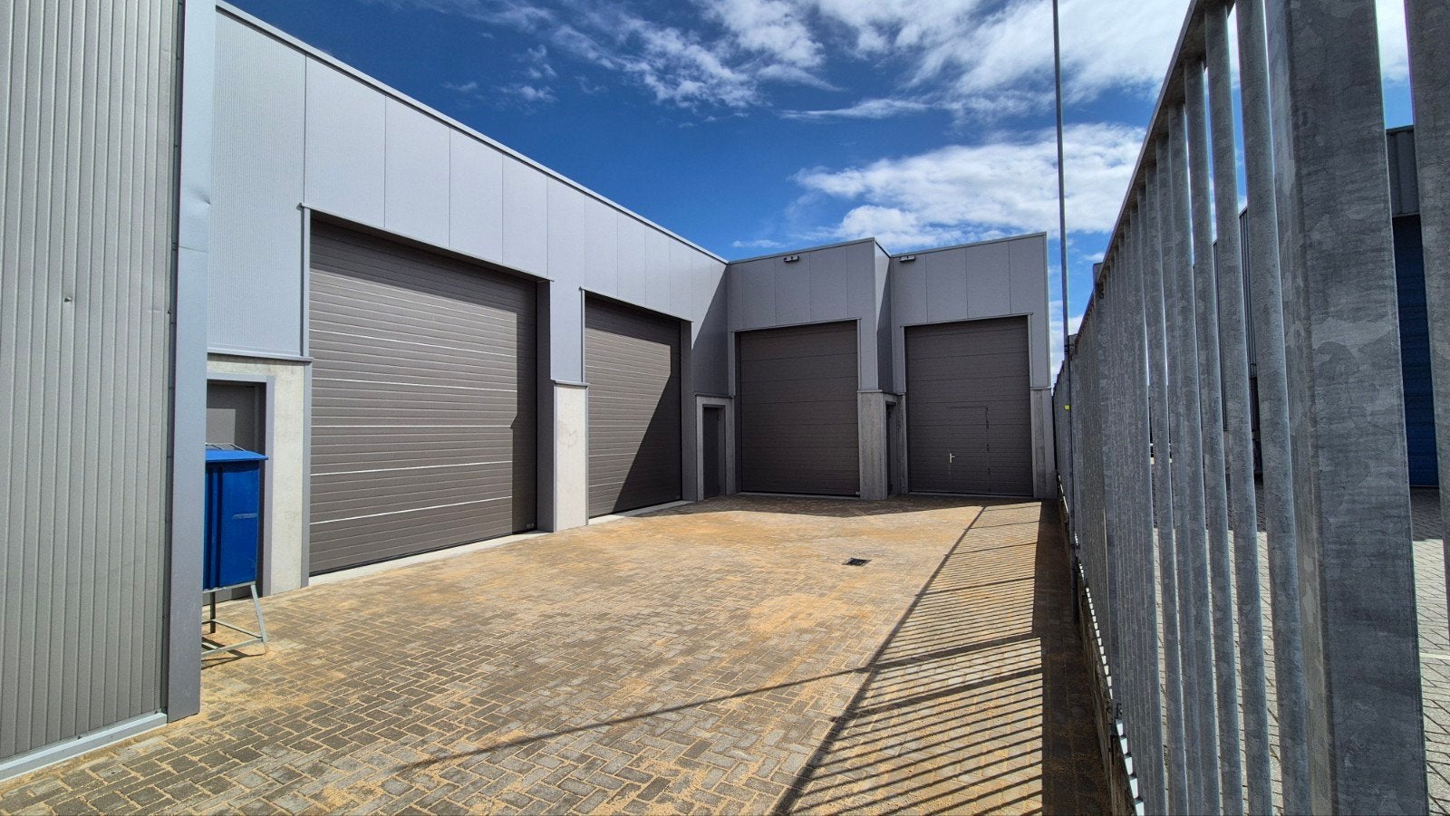 LOODS / BEDRIJFSRUIMTE TE HUUR 135+225M², Huur, Bedrijfsruimte