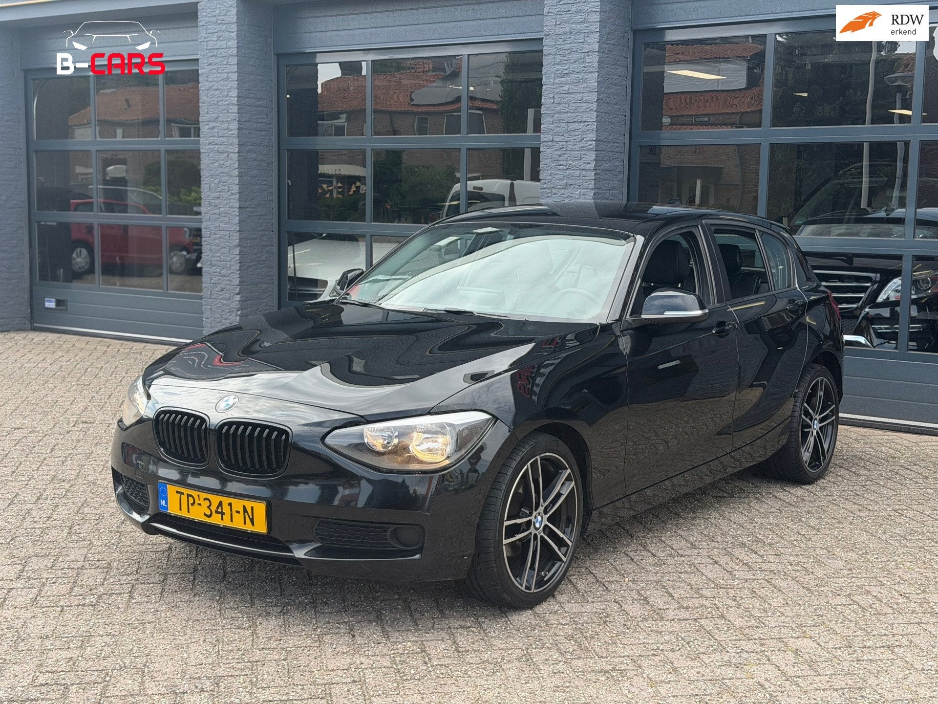 BMW 1-serie 116i Executive Leer|XlNavi|Stoelvw|Pdc|Sport|Nap, Gebruikt, 4 cilinders, Zwart, 650 kg