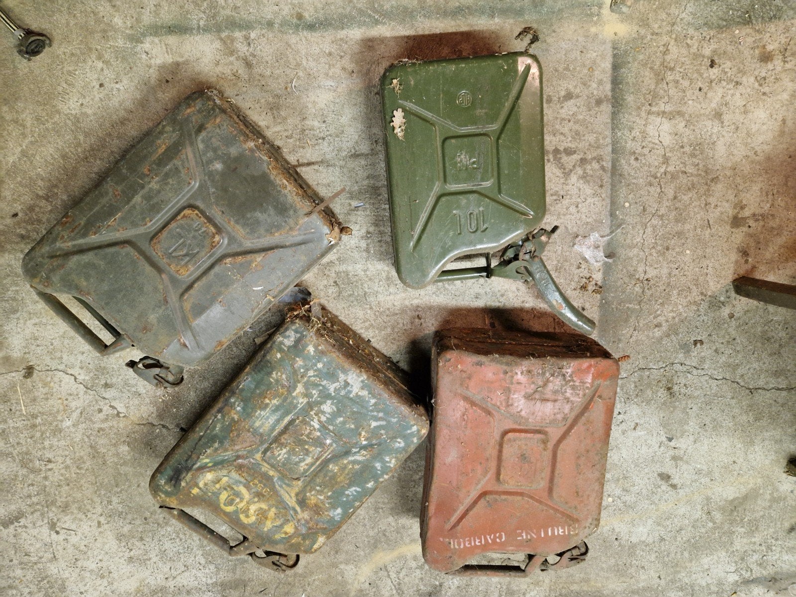jerry cans, Ophalen