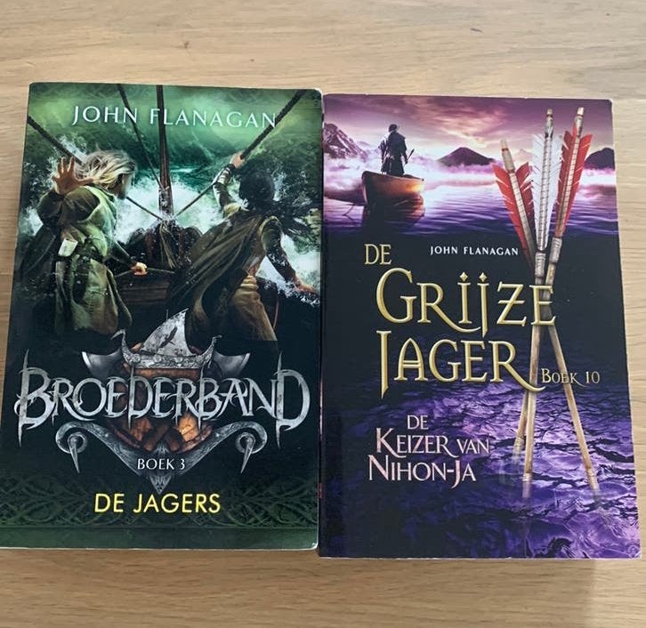 Broederband en De grijze jagers - John Flanagan, Boeken, Ophalen, Gelezen
