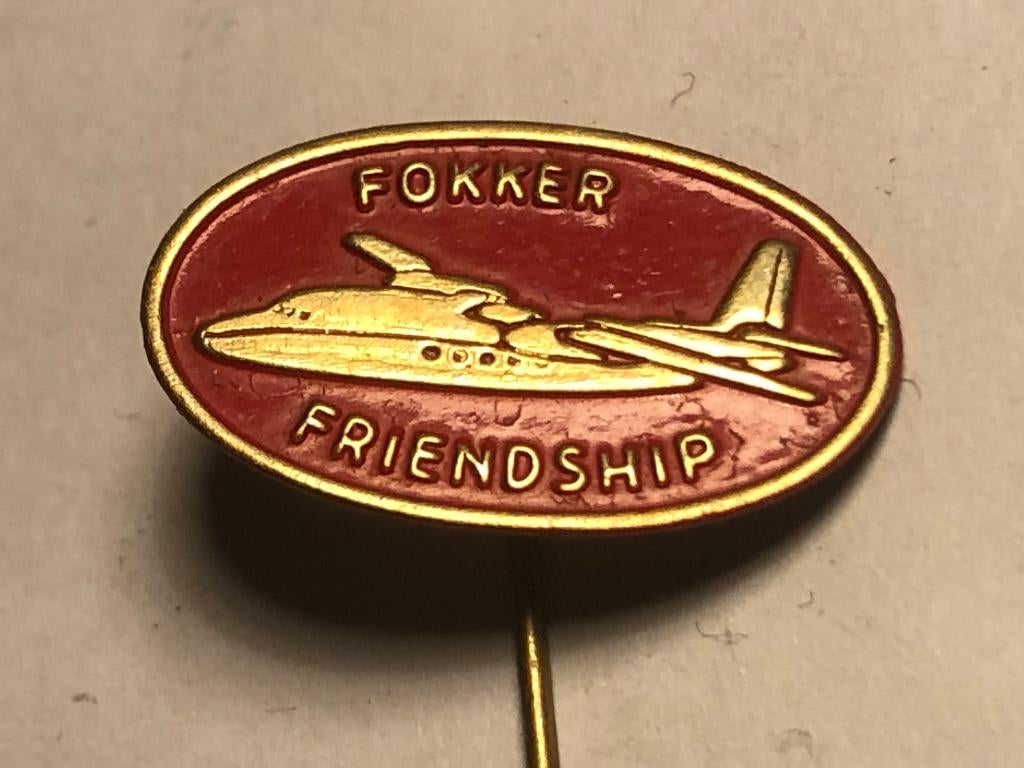 Metalen FOKKER FRIENDSHIP VLIEGTUIG Speld (Rood/Messingkl.)., Verzamelen, Speldjes, Pins en Buttons, Zo goed als nieuw, Speldje of Pin