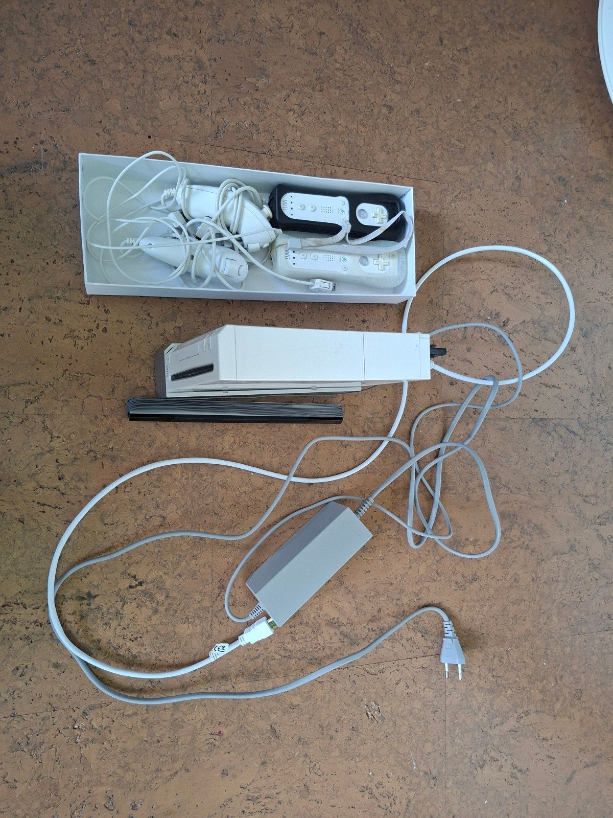Wii Console omgebouwd  met 2 controllers en accessoires, Spelcomputers en Games, Ophalen, Gebruikt, Met 2 controllers
