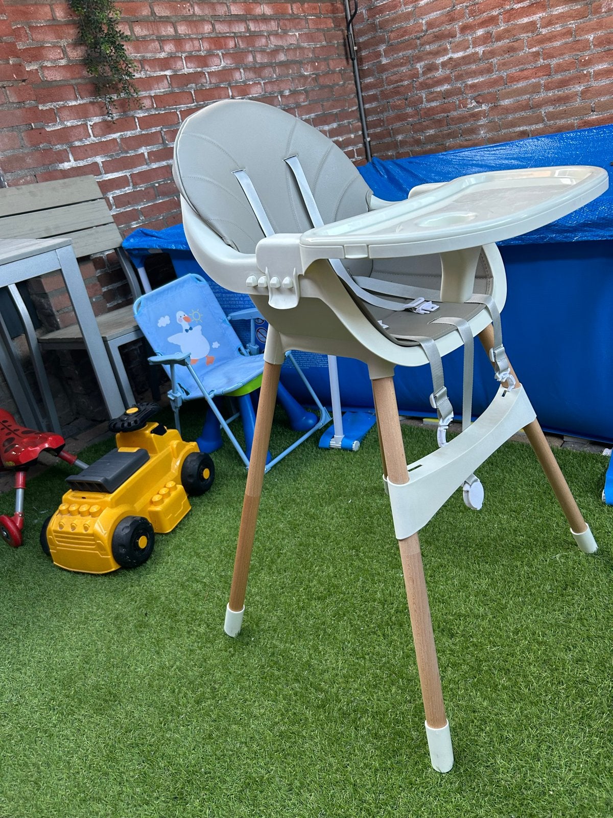 Moderne kinderstoel met afneembaar eetblad en gordels, Kinderen en Baby's, Ophalen, Gebruikt, Overige typen, Afneembaar eetblad
