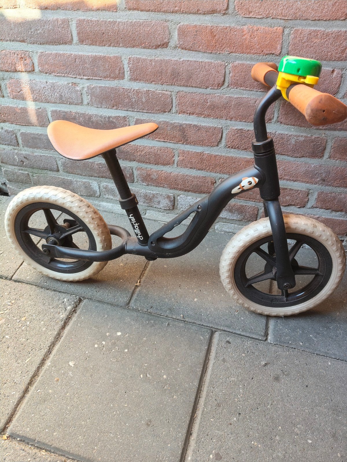 Chillafish Charlie loopfiets - Zwart met bruin zadel, Fietsen en Brommers, Fietsen | Kinderfietsjes, Ophalen