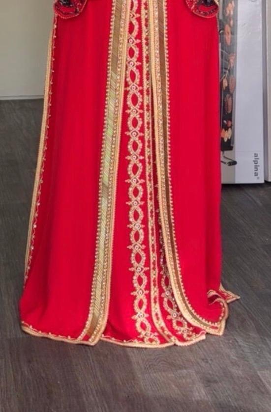 Prachtige Marokkaanse Takchita - Rode Kaftan met Gouden Bord, Zo goed als nieuw, Ophalen, Maat 38/40 (M), Rood