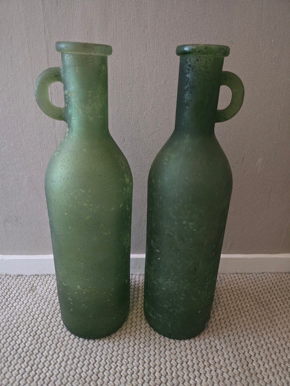 Grote groene vazen met oor, per twee te koop, Antiek en Kunst, Ophalen
