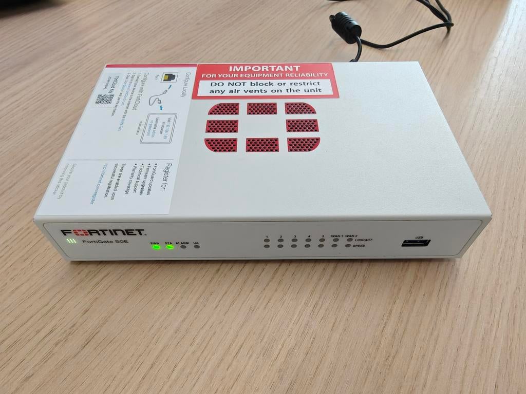 Fortinet FortiGate 50E Firewall met adapter, Ophalen of Verzenden, Gebruikt, Router, Fortinet