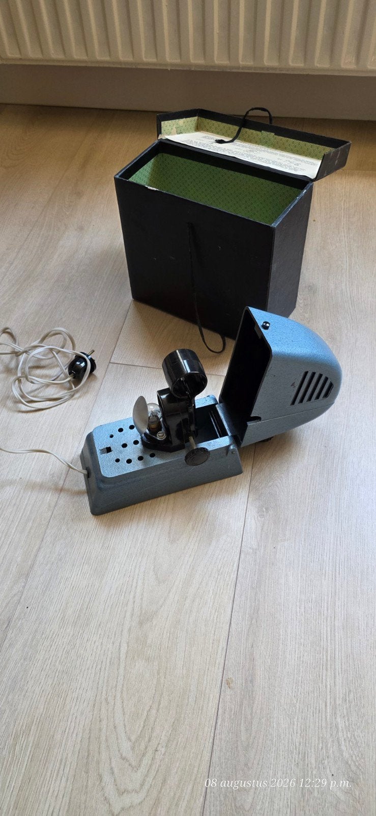 Dit is een LZK "Bajka" diaprojector, een vintage 35mm film, Ophalen of Verzenden, Gebruikt
