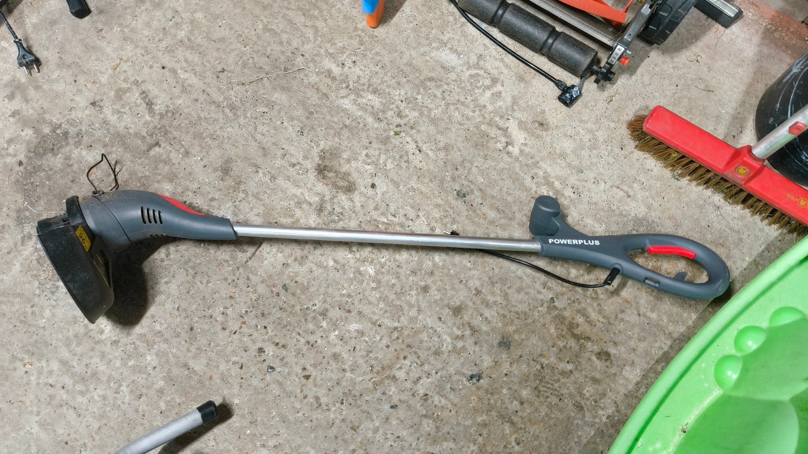 Powerplus Grasmaaier - Werkt perfect (nieuwe spoel nodig), Tuin en Terras, Grasmaaiers, Ophalen of Verzenden, Gebruikt