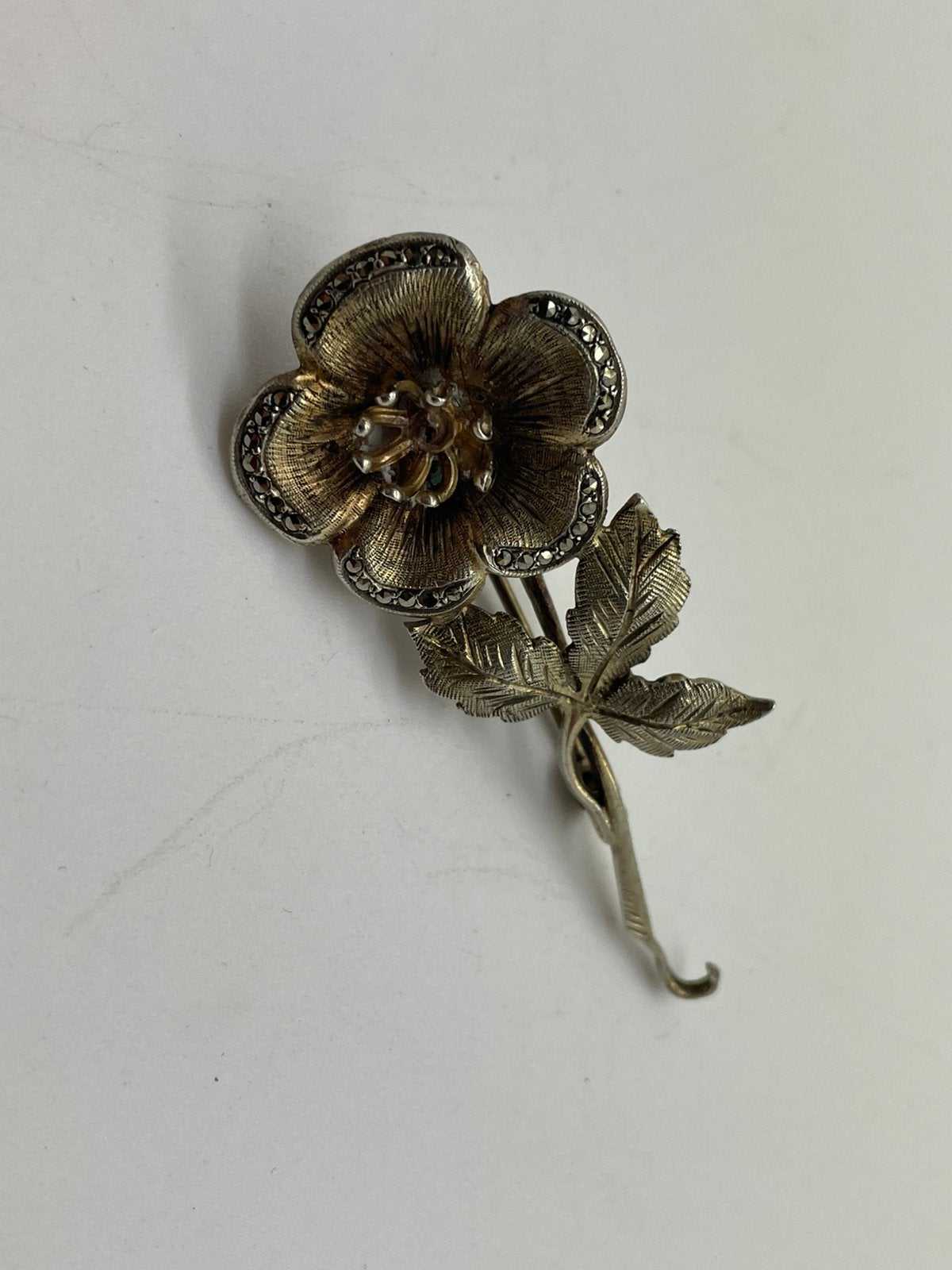 E386 Prachtige zilveren bloem broche met markasiet, Ophalen of Verzenden, Zilver, Broche, Verguld