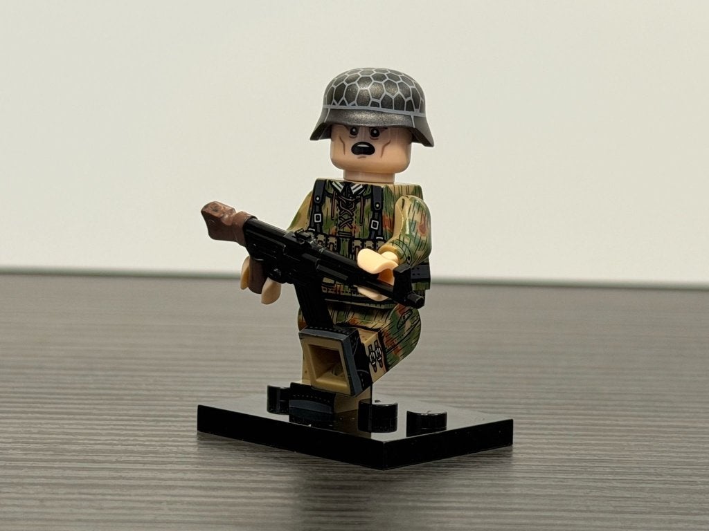 WW2 German Wehrmacht soldier in camo uniform minifig + STG44, Verzenden, Landmacht, Duitsland, Miniatuur of Beeldje