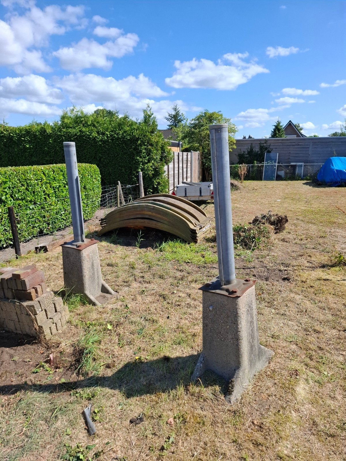 2 palen met betonvoet, Tuin en Terras, Tuinhekken en Hekwerk, Ophalen, Gebruikt, IJzer, Overige typen