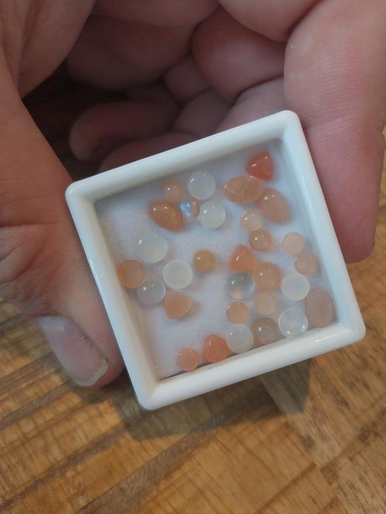 Bruine en witte mini maansteen cabochons, Verzamelen, Mineralen en Fossielen, Ophalen of Verzenden, Mineraal