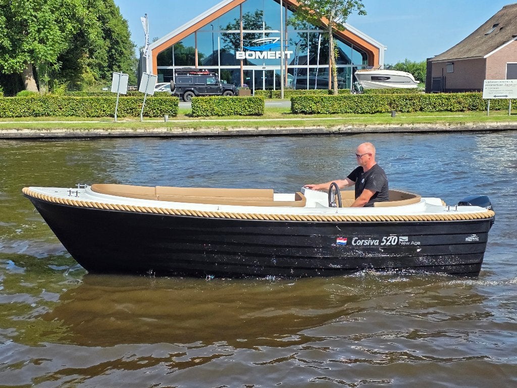 Corsiva 520 Nieuw incl. Mercury 20 EFI, buiskap en zonnedek!, Watersport en Boten, Sloepen, Ophalen, Info@bomert.nl, Corsiva, Nieuw