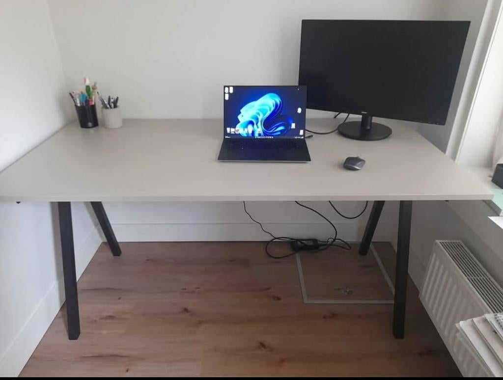 IKEA Linnmon / Adils Bureau - Wit met Zwarte Poten, Ophalen of Verzenden, Gebruikt
