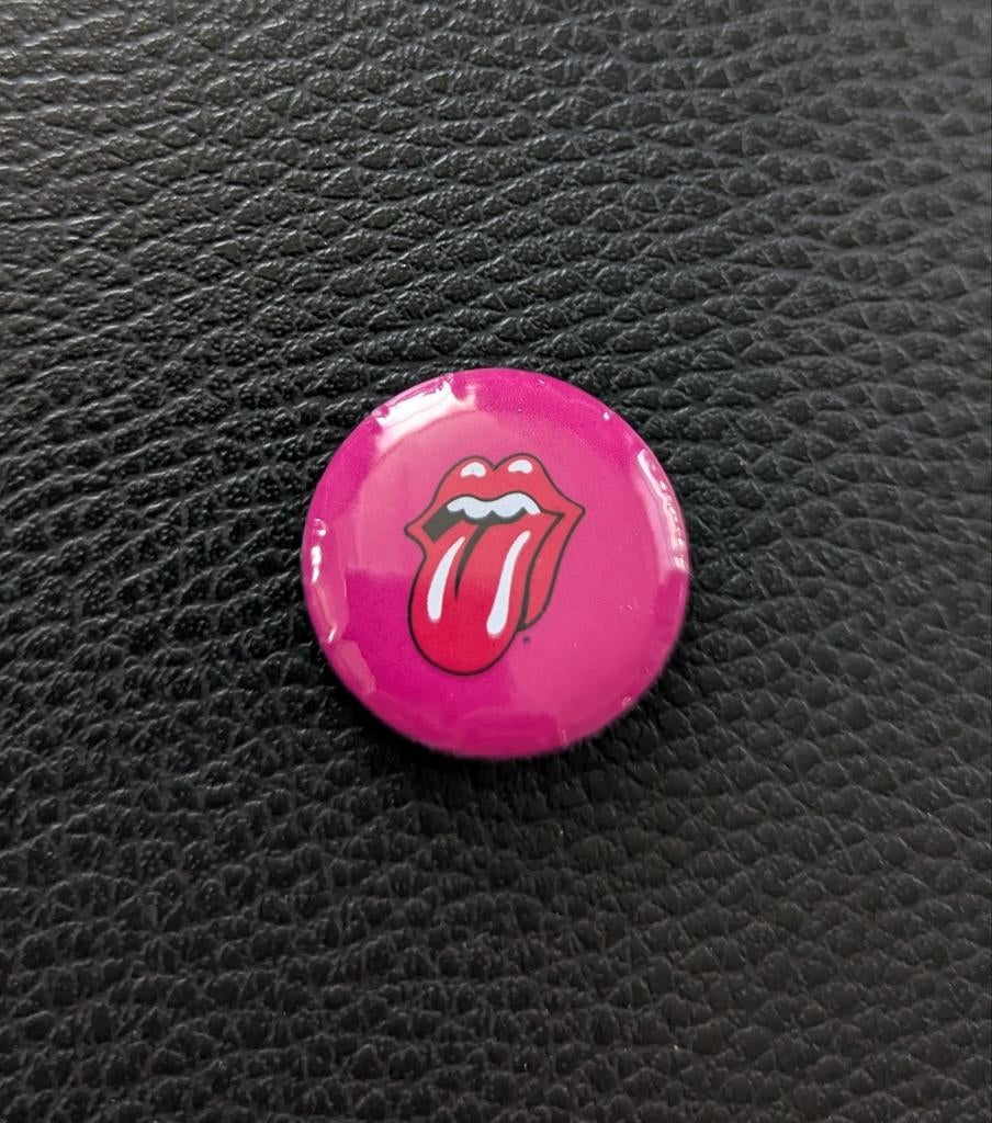 Rolling Stones – 25 mm button – roze, Ophalen of Verzenden, Nieuw, Overige typen