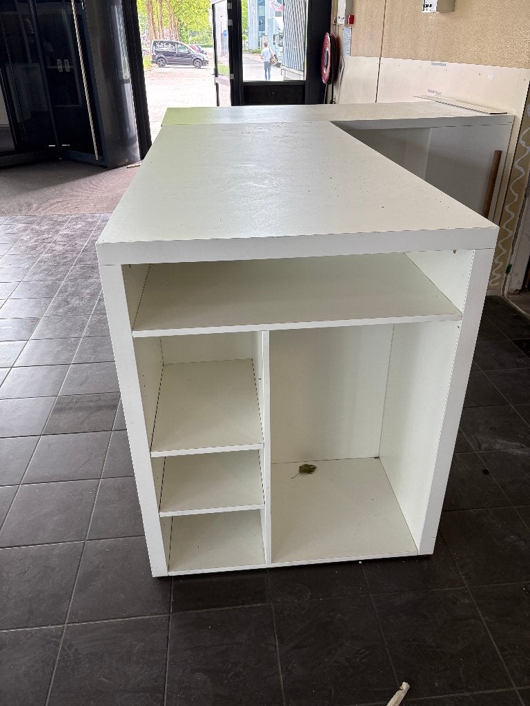 Partij van goederen (balie, verkoophokje, tafel met frames), Ophalen